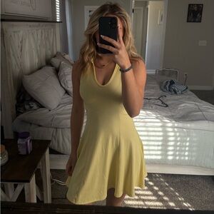 Yellow dress, in great condition size small!! Sooo cute
